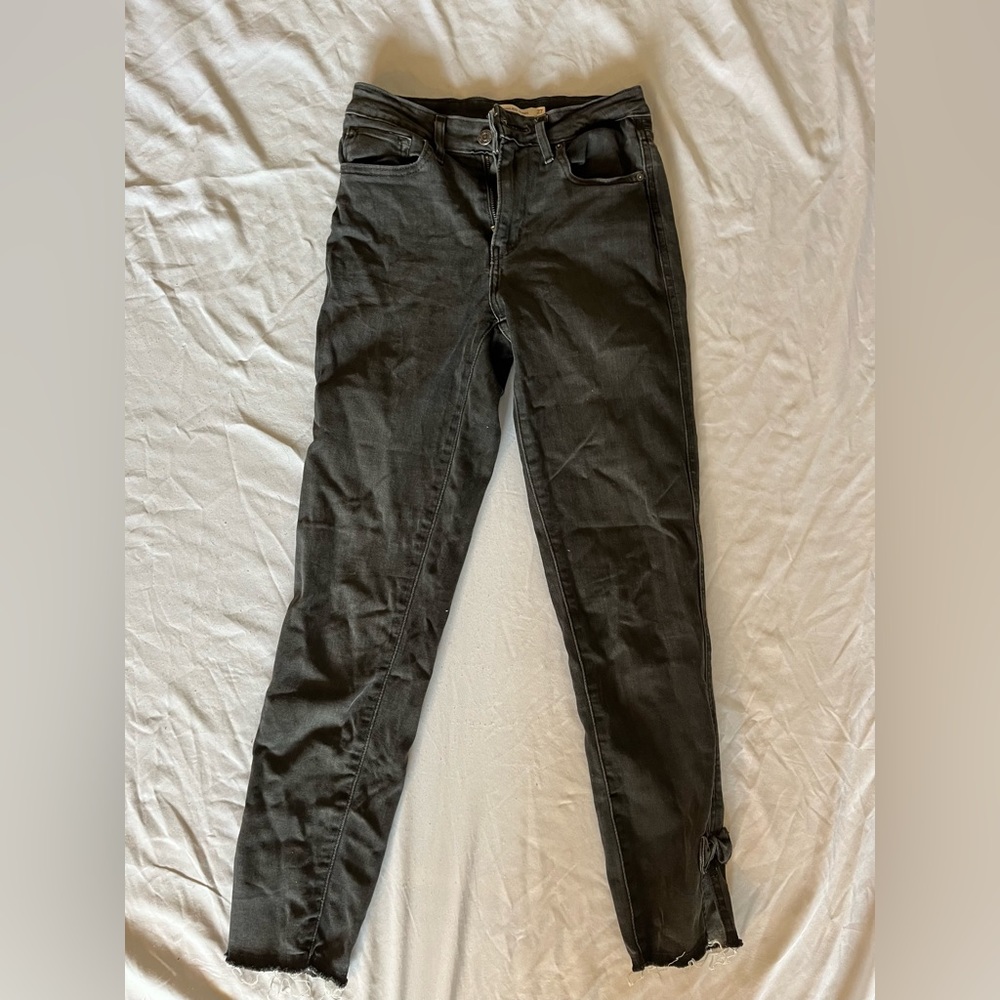 Black Levi’s high rise skinny jeans size 27